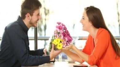 Un homme aime une femme qui a un bon cœur et qui lui accorde de l'attention